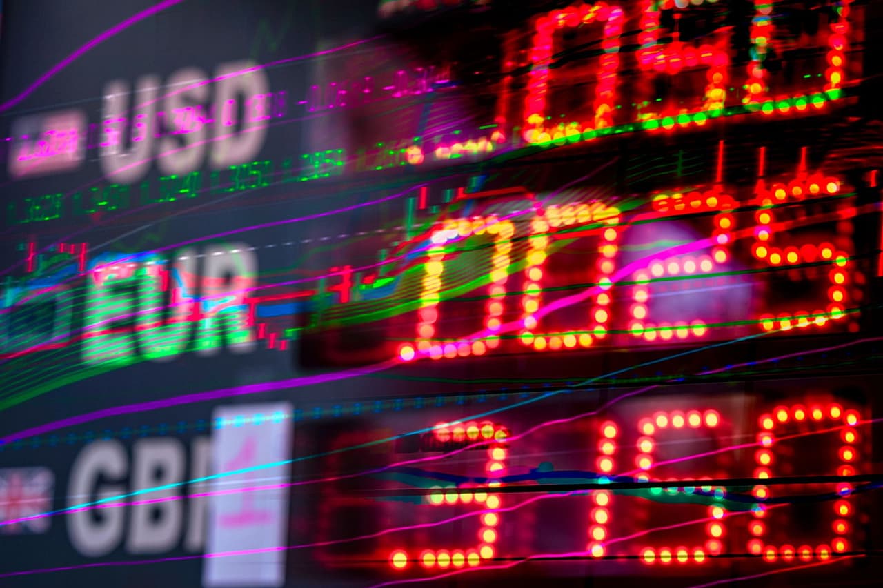 تورم چسبنده خدمات در برابر کاهش قیمت کالاها: استراتژی معاملاتی برای تریدر فارکس